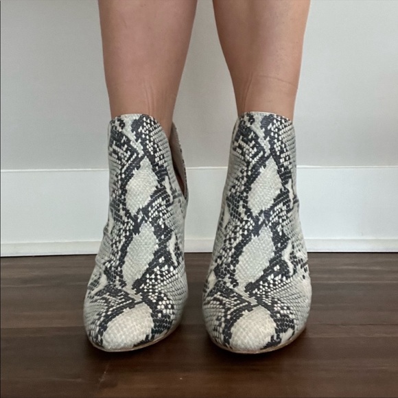 Steve Madden Snakeskin Bootie Size 10 - Picture 9 of 10